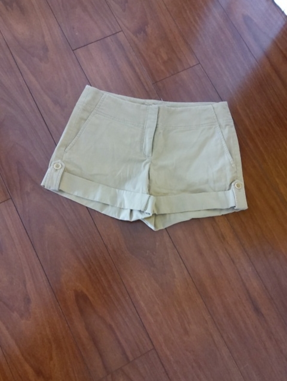 THEORY💥Nwot💥Tan Cuffed Cotton Shorts